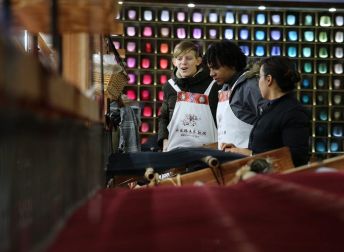 Cina: Hunan, fabbrica innovativa di broccati etnici a Zhangjiajie (1)