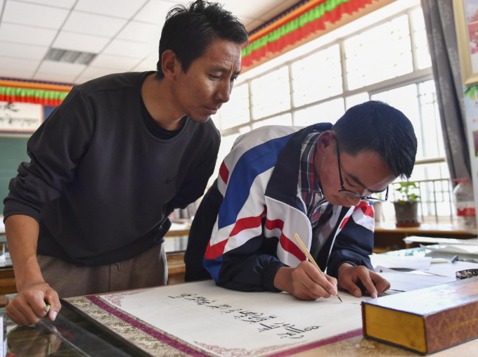 Cina: esperta, cultura tradizionale di Xizang ereditata, protetta con efficacia
