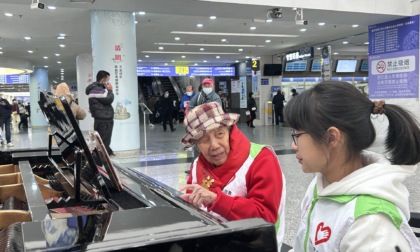 Cina: Guangzhou, “nonnina pianista” porta conforto con la musica in ospedale