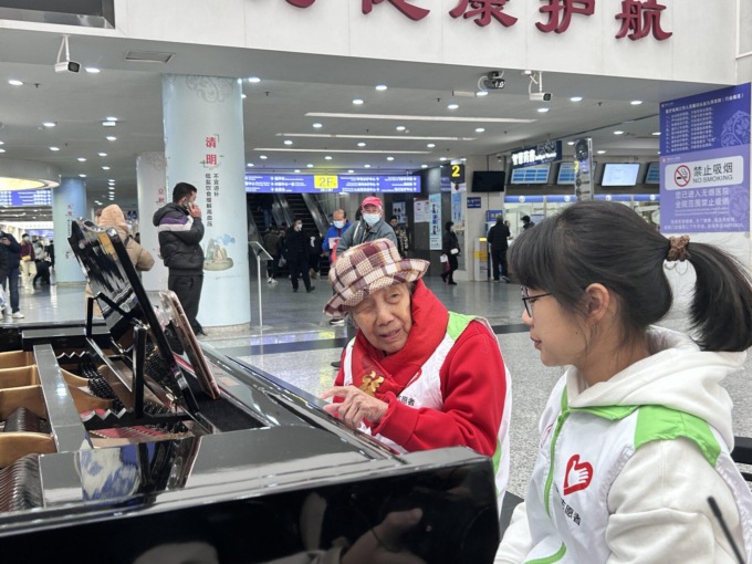 Cina: Guangzhou, “nonnina pianista” porta conforto con la musica in ospedale