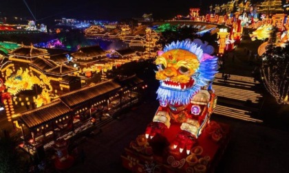 Cina: la città di Zigong illuminata da uno spettacolo di lanterne