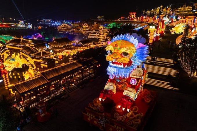 Cina: la città di Zigong illuminata da uno spettacolo di lanterne