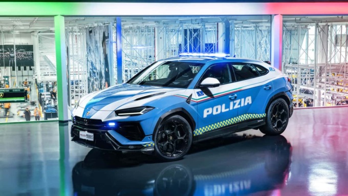 TERRACINA: LA BEFANA ARRIVA CON LA LAMBORGHINI DELLA POLIZIA