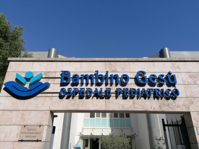 ROMA: BAMBINO CADE DALLA FINESTRA DEL B&B