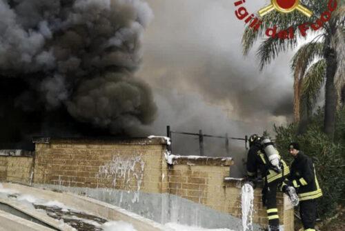 ROMA: INCENDIO MEZZOCAMMINO, LA RIMOZIONE DEI RIFIUTI
