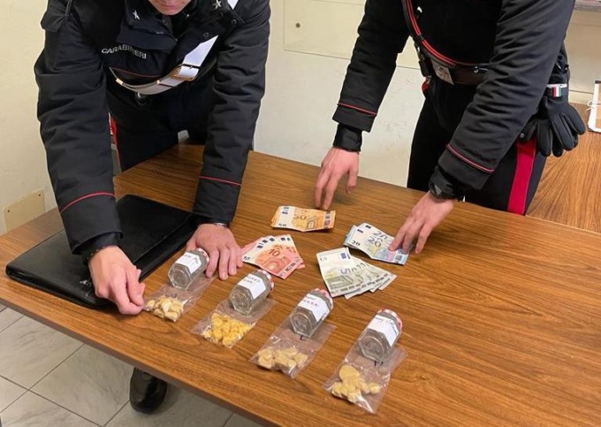 ROMA: IN AUTO CON BARATTOLI DI WAX, ARRESTATO