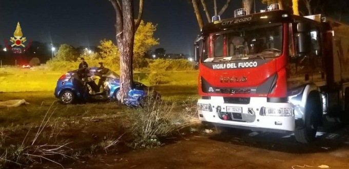 ROMA: AUTO CONTRO ALBERO, DUE MORTI E 4 FERITI