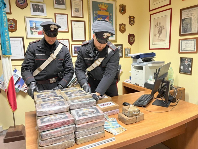 FIUMICINO: MAXI SEQUESTRO DI COCAINA, ARRESTATO NARCOS