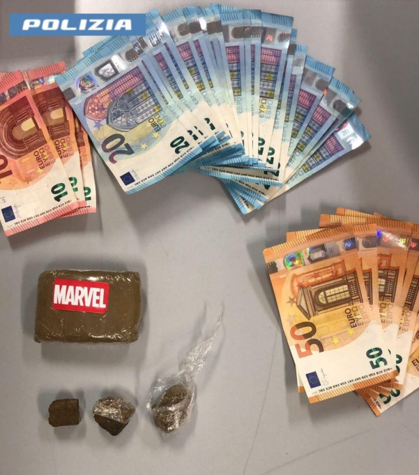 ROMA: TROVATO CON 23 CHILI DI DROGA IN CASA