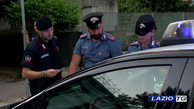 APRILIA: SPARI CONTRO UN’AUTO PARCHEGGIATA