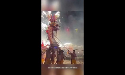 Cina: Guangdong, impressionante danza del drago di fuoco a Meizhou