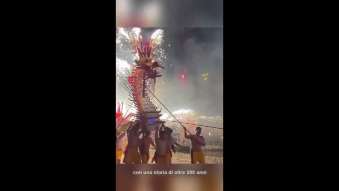 Cina: Guangdong, impressionante danza del drago di fuoco a Meizhou