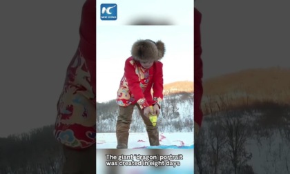 Cina: Heilongjiang, contadino dipinge drago gigante sulla neve