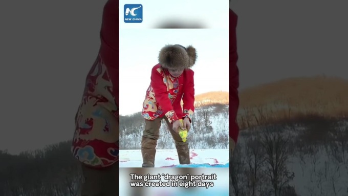 Cina: Heilongjiang, contadino dipinge drago gigante sulla neve