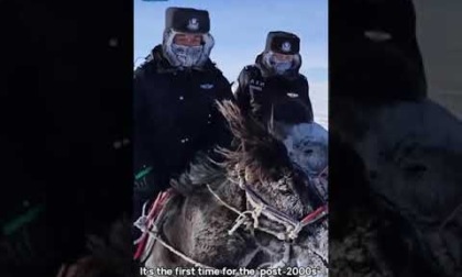 Cina: Mongolia Interna, ciglia si congelano per il forte freddo