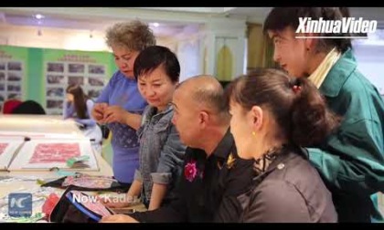 Cina: ricamatore uiguro fonde design classici, motivi unici di Xinjiang