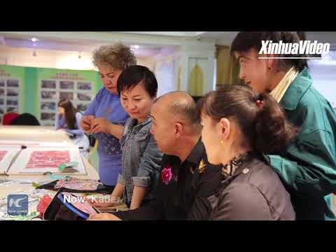 Cina: ricamatore uiguro fonde design classici, motivi unici di Xinjiang