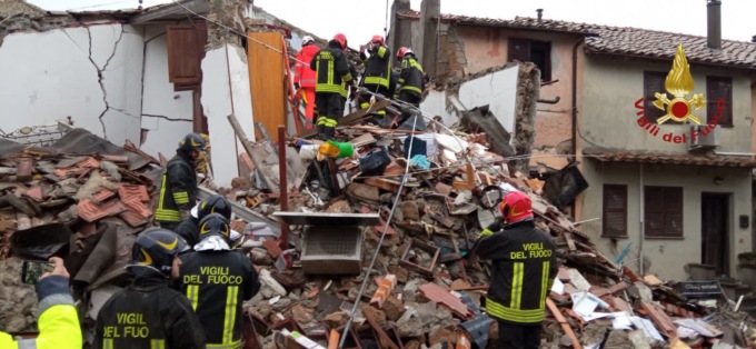 CANALE MONTERANO: ESPLOSIONE IN UNA PALAZZINA, TRE PERSONE ESTRATTE VIVE