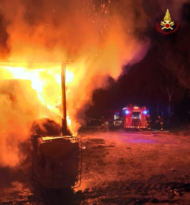 LATINA: INCENDIO DISTRUGGE AZIENDA AGRICOLA