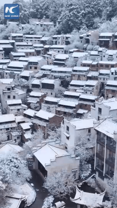 Cina: antico villaggio del Jiangxi accoglie prima nevicata del 2024