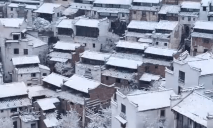 Cina: antico villaggio del Jiangxi accoglie prima nevicata del 2024