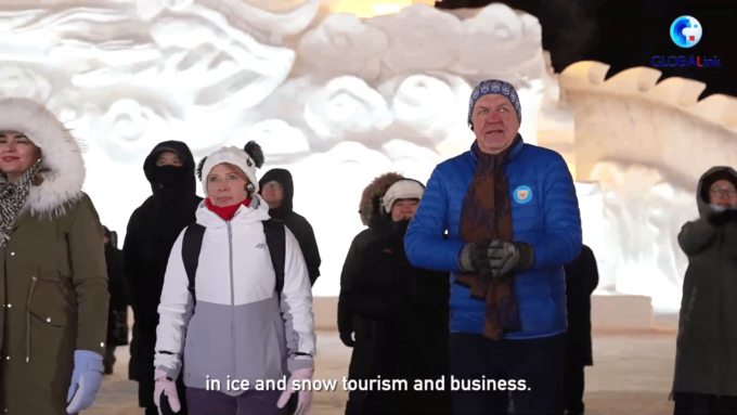 Inviati stranieri esplorano energia del boom del turismo invernale in Cina