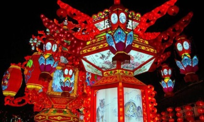 Cina: festival millenario delle lanterne a Zigong