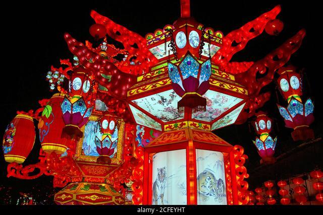 Cina: festival millenario delle lanterne a Zigong
