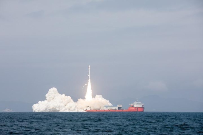 Cina: lanciato dal mare razzo Smart Dragon-3 con 9 satelliti