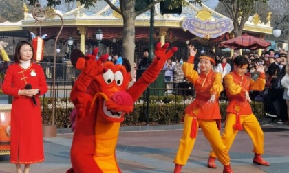 Personaggio di drago Disney si unisce a celebrazioni del Capodanno lunare allo Shanghai Disney Resort