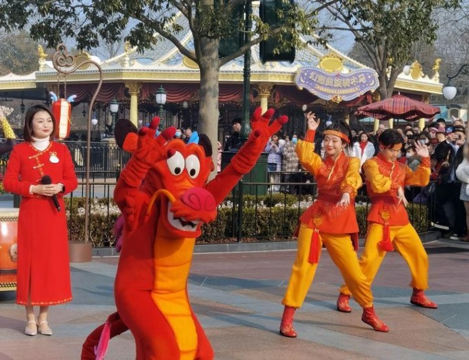 Personaggio di drago Disney si unisce a celebrazioni del Capodanno lunare allo Shanghai Disney Resort