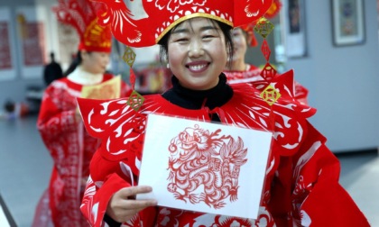 Cina: destrezza del taglio di carta trasforma foglio in opera d’arte “loong”