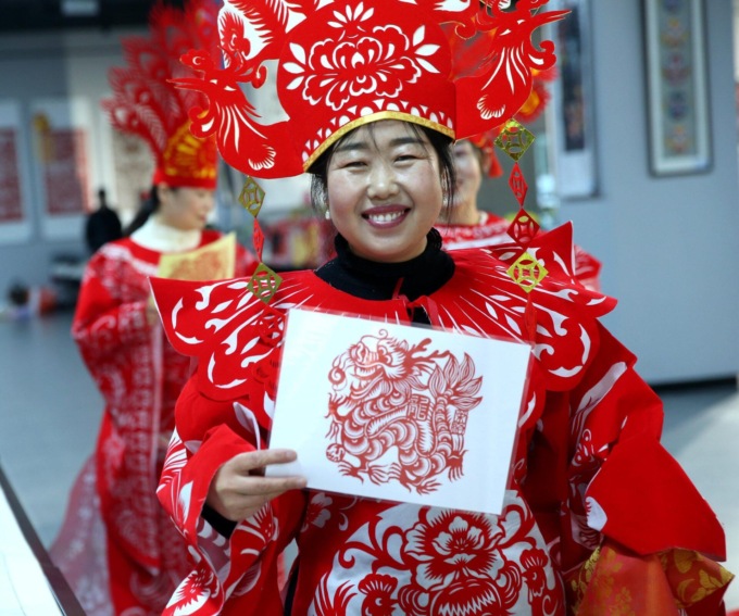 Cina: destrezza del taglio di carta trasforma foglio in opera d’arte “loong”