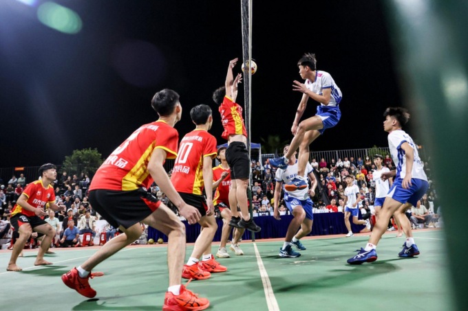 Cina: Hainan, partita a pallavolo in un villaggio a Wenchang (1)