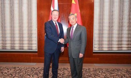 Wang Yi incontra segretario Esteri britannico Cameron a margine della Conferenza di Monaco