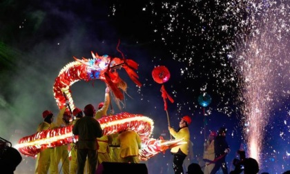 Cina: danza del drago per la Festa delle lanterne nel Guizhou