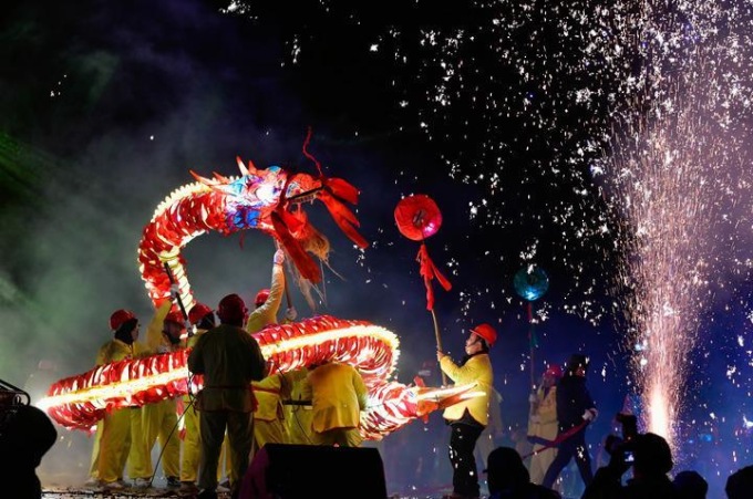 Cina: danza del drago per la Festa delle lanterne nel Guizhou