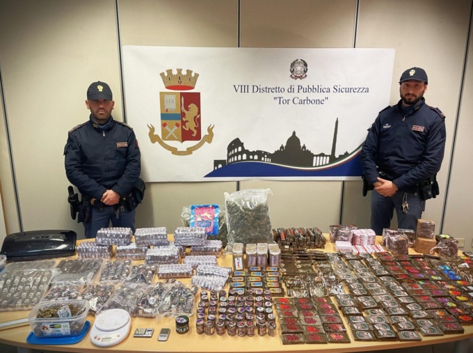 ROMA: TROVATE CON 55 CHILI DI DROGA, ARRESTATE