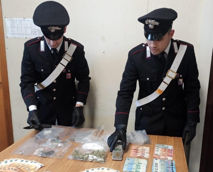 ROMA: SOLDI E DROGA IN AUTO, ARRESTATO UN GIOVANE