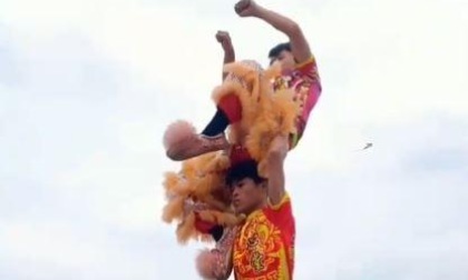 Cina: danzatori praticano danza del leone su pali nel Guangxi