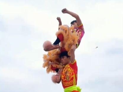 Cina: danzatori praticano danza del leone su pali nel Guangxi