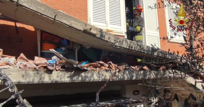 ROMA: CROLLA BALCONE, MUORE UNA DONNA