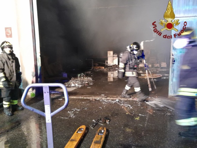 POMEZIA: INCENDIO NEL CAPANNONE, DANNI INGENTI