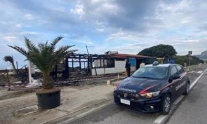 GAETA: INCENDIO DISTRUGGE DUE STABILIMENTI BALNEARI