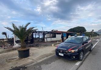 GAETA: INCENDIO DISTRUGGE DUE STABILIMENTI BALNEARI