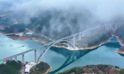 Cina: grande ponte ad arco apre al traffico nel Guangxi