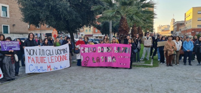 LATINA: DUPLICE OMICIDIO, SIT-IN IN PIAZZA