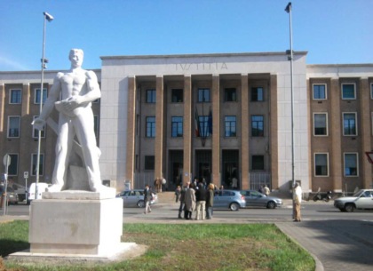 Consegna una busta gialla in tribunale, all’interno frasi contro alcuni magistrati