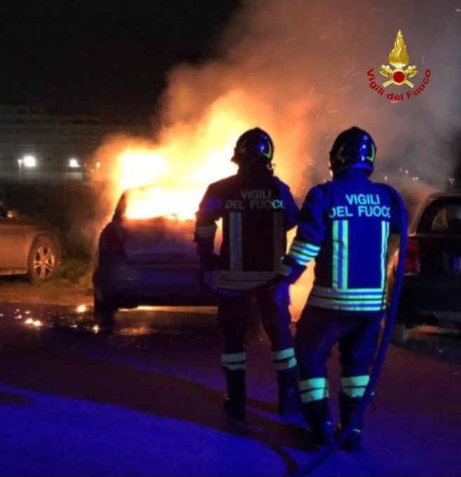 LATINA: AUTO IN FIAMME IN VIA TANARO