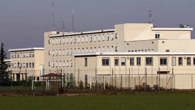 VELLETRI: TENTA DI STRANGOLARE UN AGENTE IN CARCERE